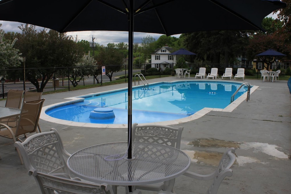 Berkshire Inn 2/32