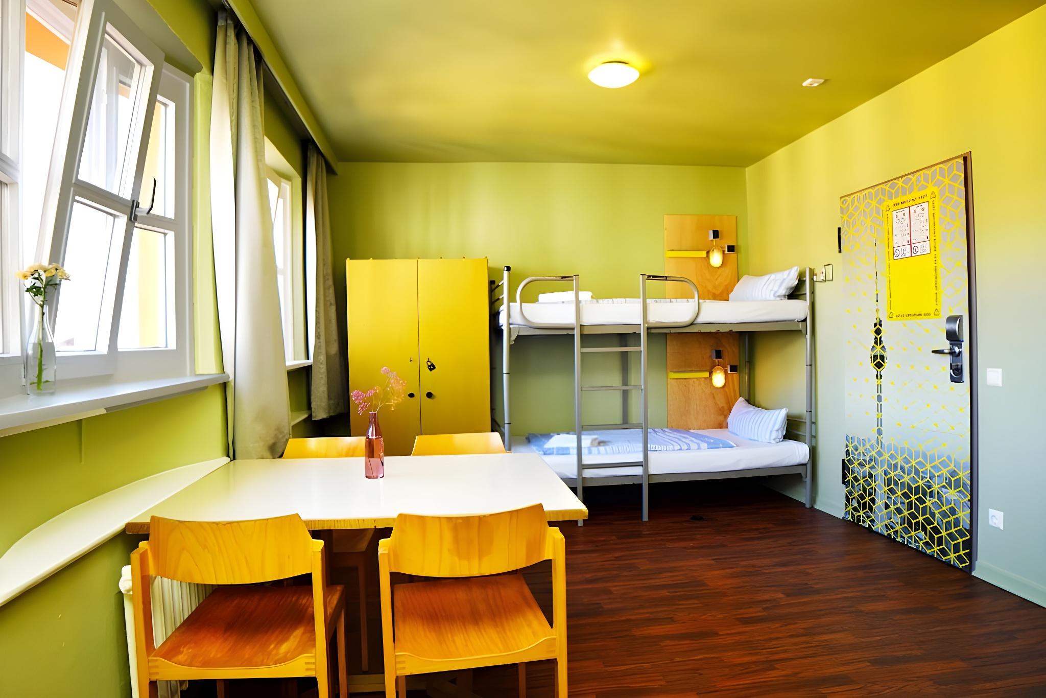 MIXED DORM, 4 BEDS, SHARED BATHROOM