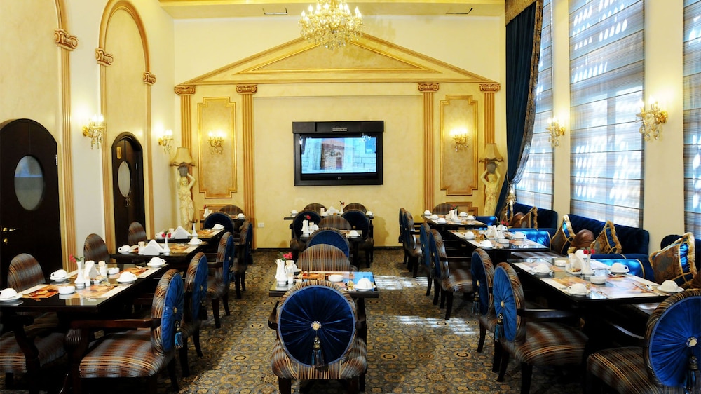 QUEENS SUITE HOTEL 57/61
