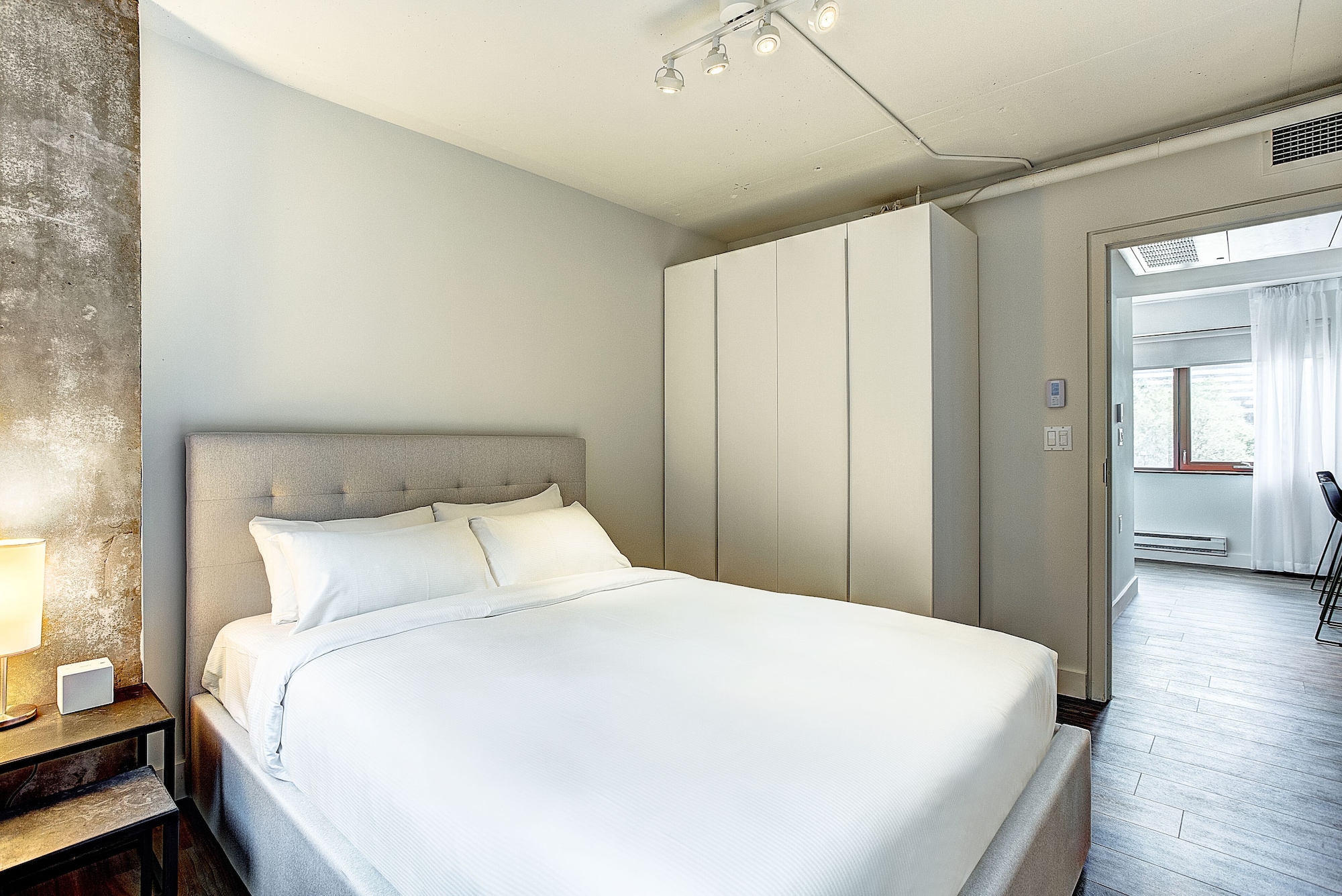 SUITE, QUEEN BED, SOFA