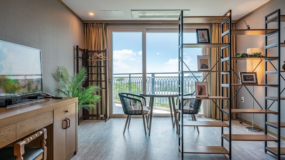 J.View Hotel 24/43