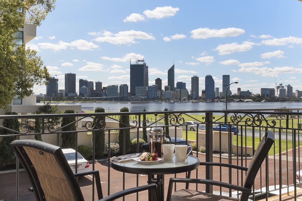 The Peninsula Riverside Serviced Apartments 54/73