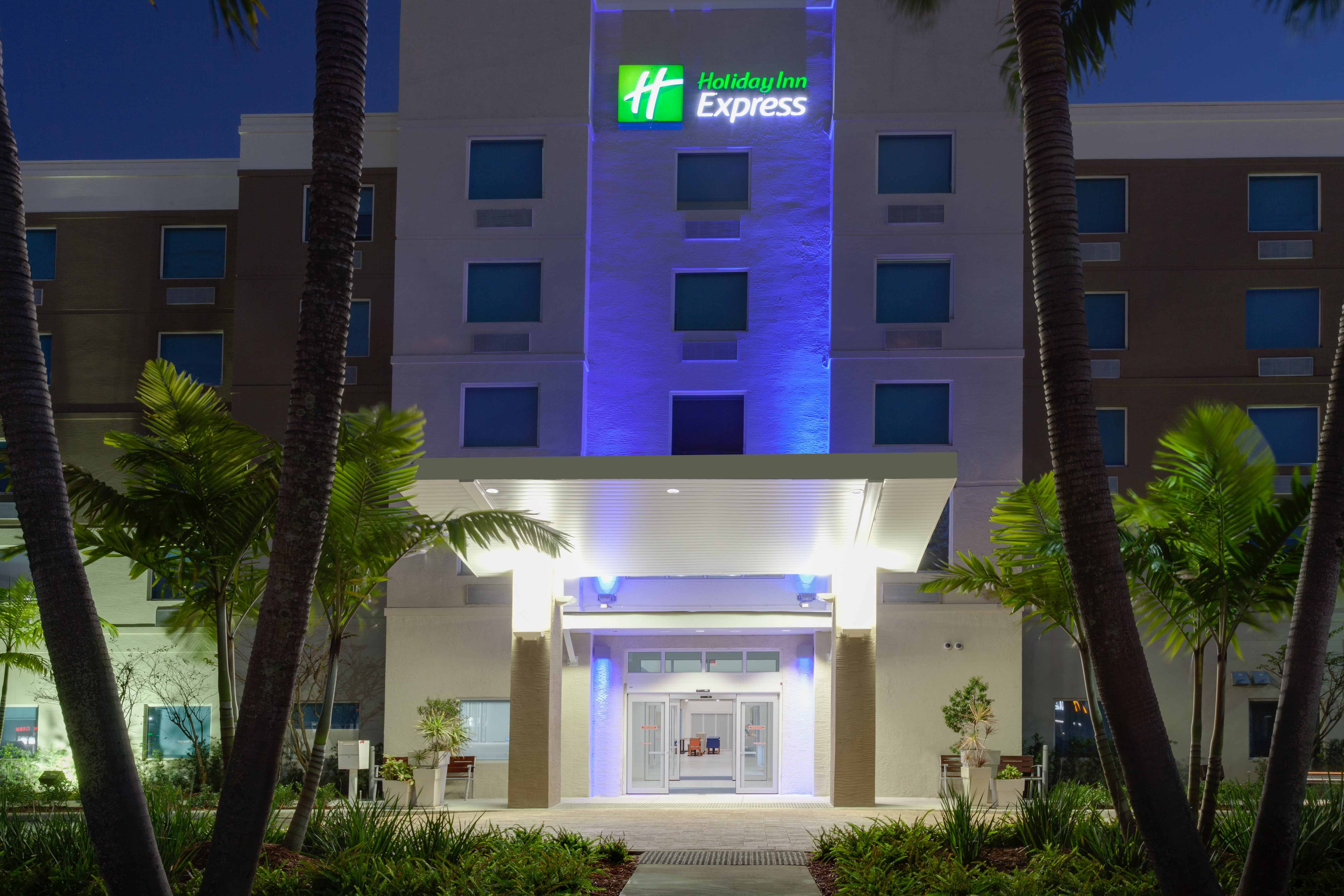 Holiday Inn Express Hotel Suites Fort Lauderdale Airport Cruise Port An Ihg Hotel 1/24