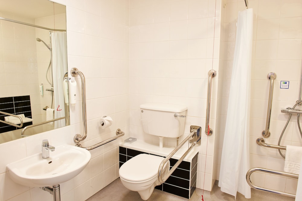 Holiday Inn Express Manchester Airport 17/74
