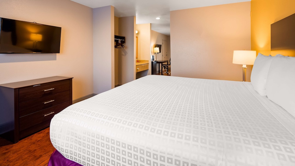 Room at SureStay Plus Hotel by Best Western Hammond, HAMMOND - LA