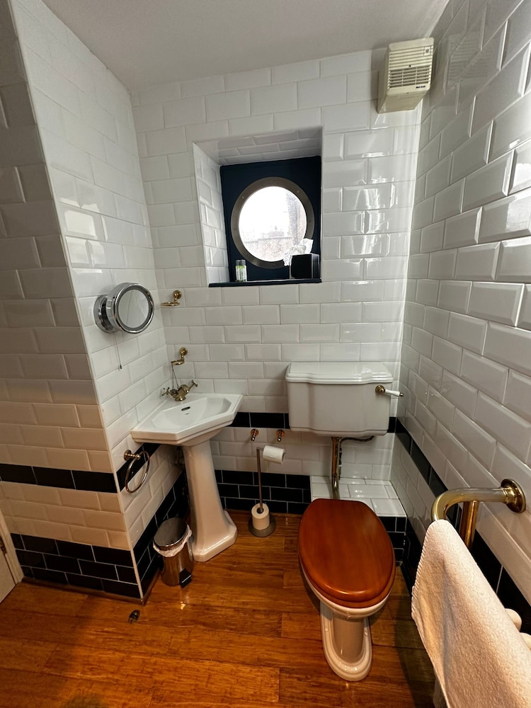 OYO The Townhouse 58/70