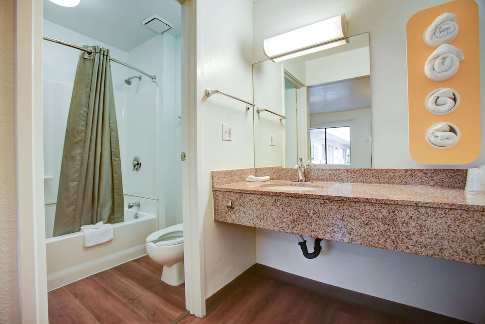 Motel6 Elkton, MD 52/55