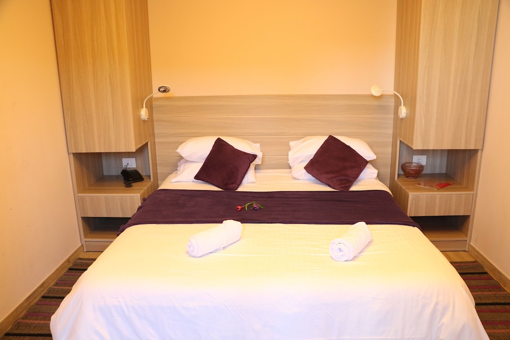HOtello Guest Suites 12/28