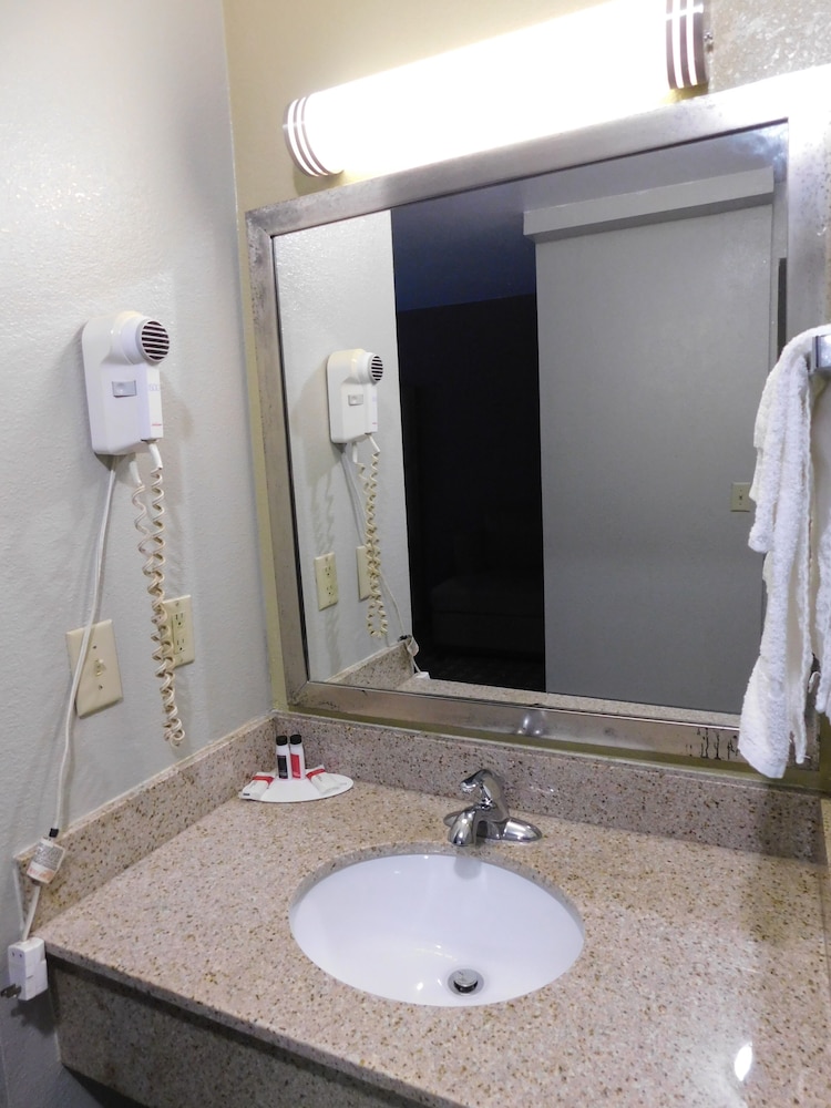 Days Inn & Suites By Wyndham Downtown Gatlinburg Parkway 63/68