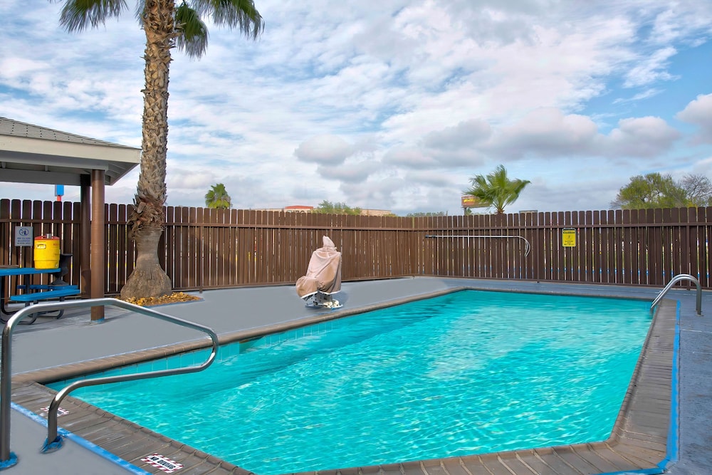 Motel6 Eagle Pass, TX - Lakeside 40/59