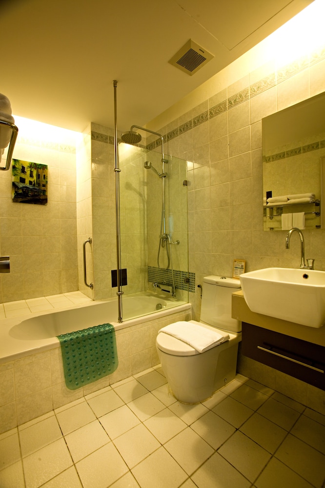 C N Hotel Patong 40/46