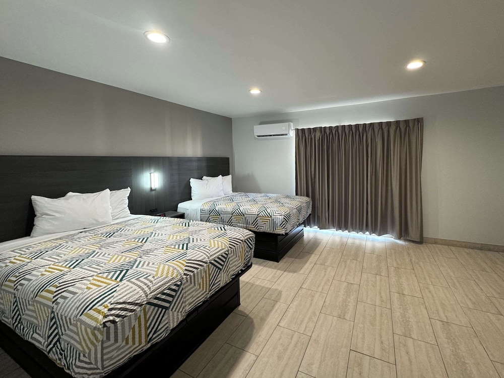 STANDARD, 2 DOUBLE BEDS, ACCESSIBLE