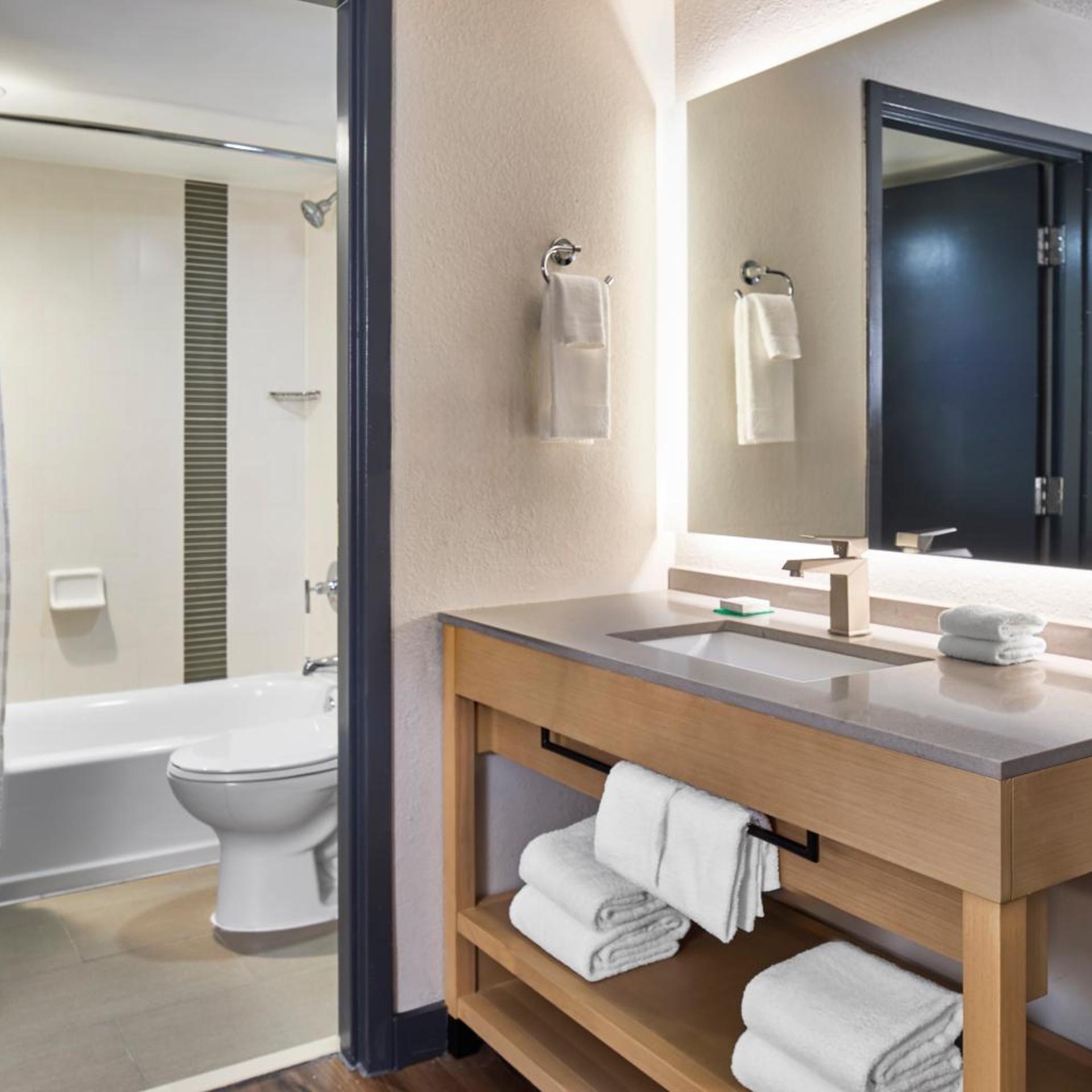 غرفة بسريرين مزدوجين مع أريكة في طابق مرتفع، Hyatt Place Atlanta Duluth Johns Creek 3/5
