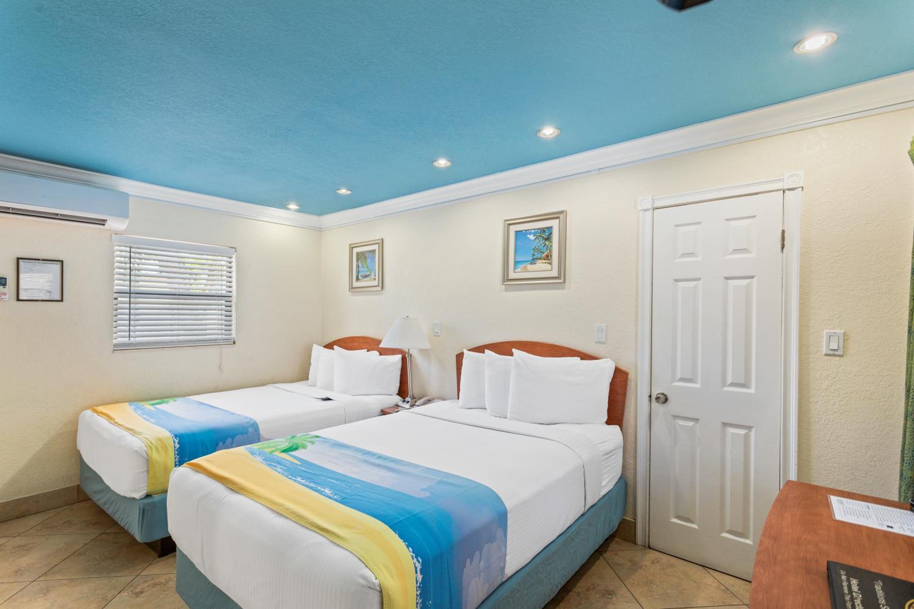 Efficiency, Deluxe, Suite, 2 Double Beds, Sofa