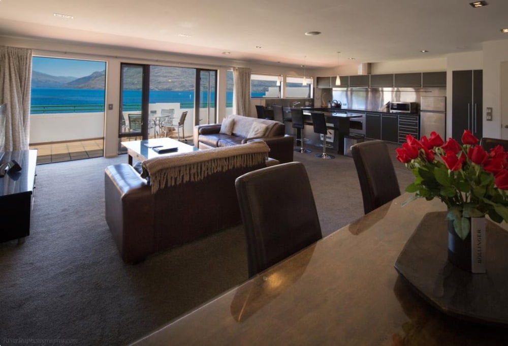Lakefront Apartments and Lodges 30/49