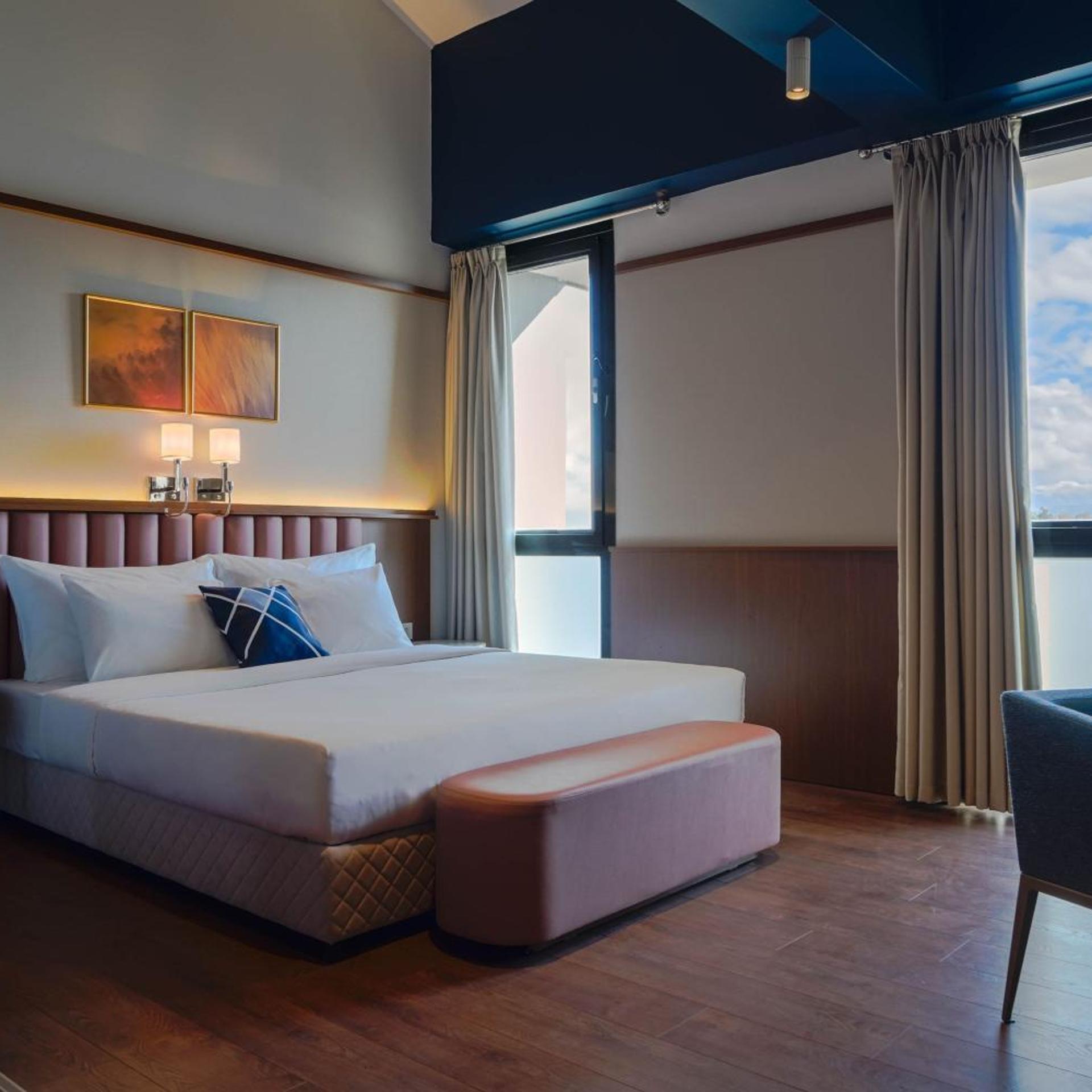 2 Bedrooms, Bi Level, Loft, Street View, Top Floor