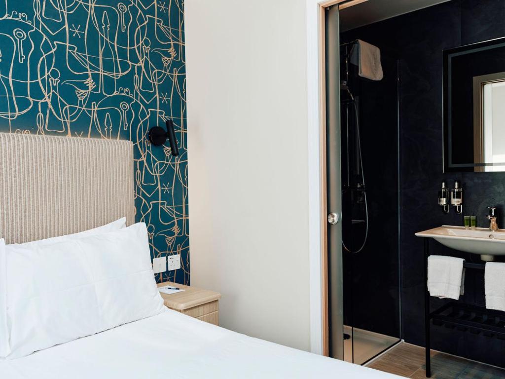 ROOM, DOUBLE BED, SKY VIEW