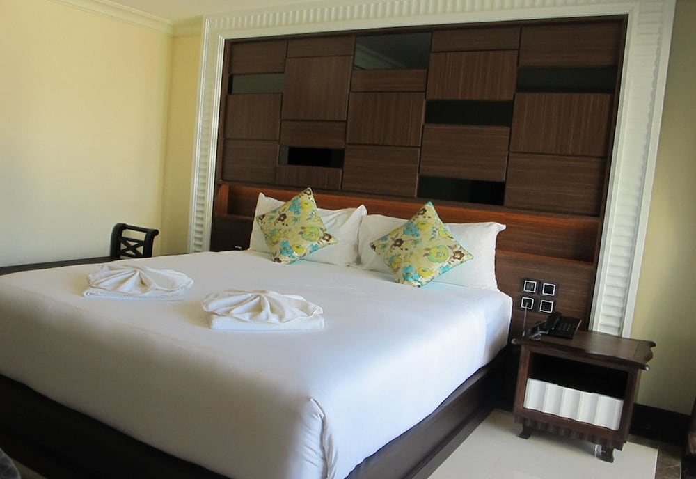 PREMIER, DOUBLE BED, CITY VIEW