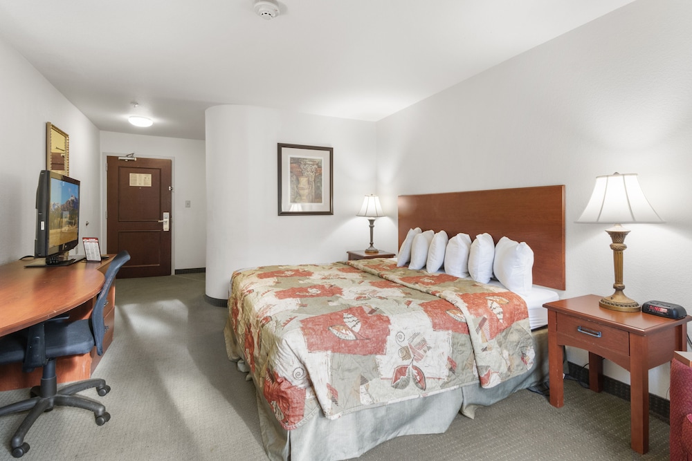 Sleep Inn & Suites Newport News City Center Area 13/41