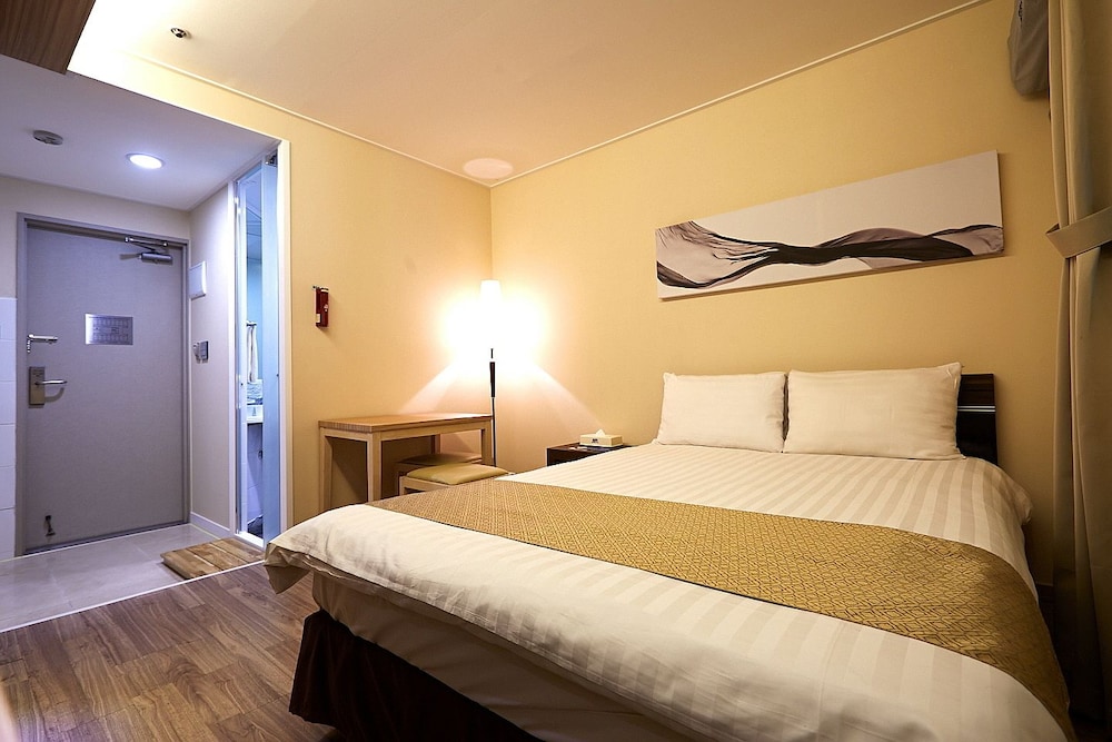 STUDIO, DOUBLE BED
