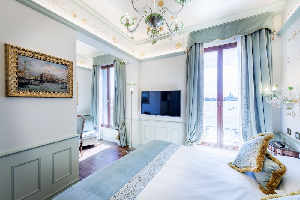 Hotel Monaco & Grand Canal 25/50