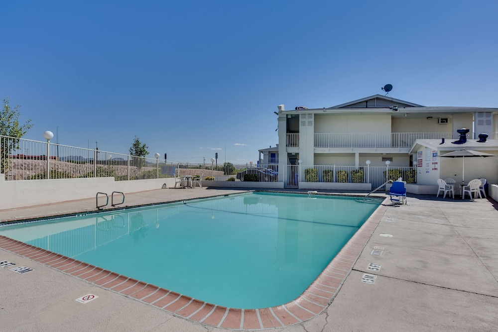 Motel6 El Paso, TX - West 42/66