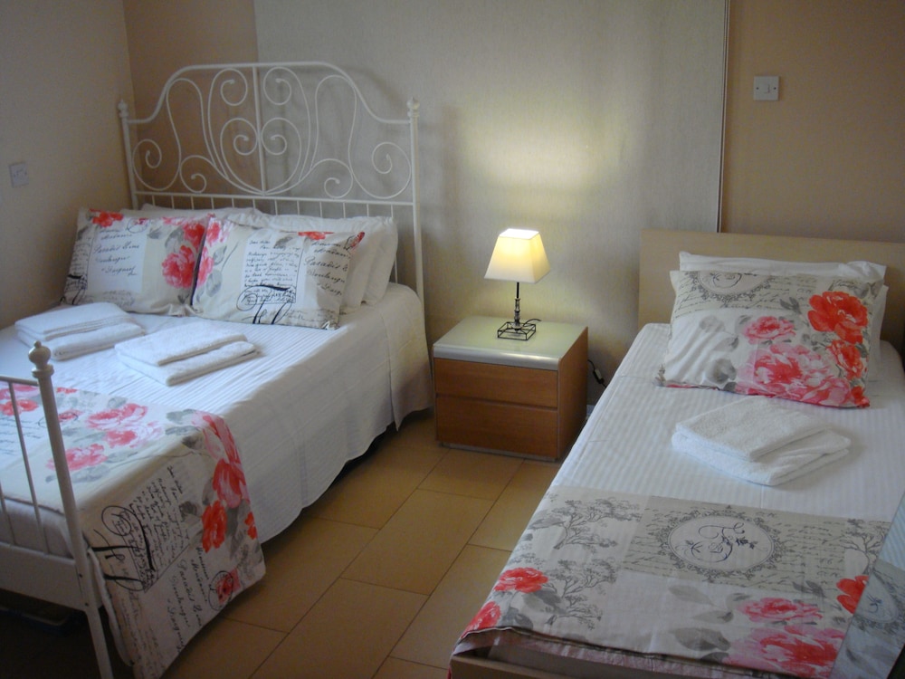 4 BEDROOMS, VILLA