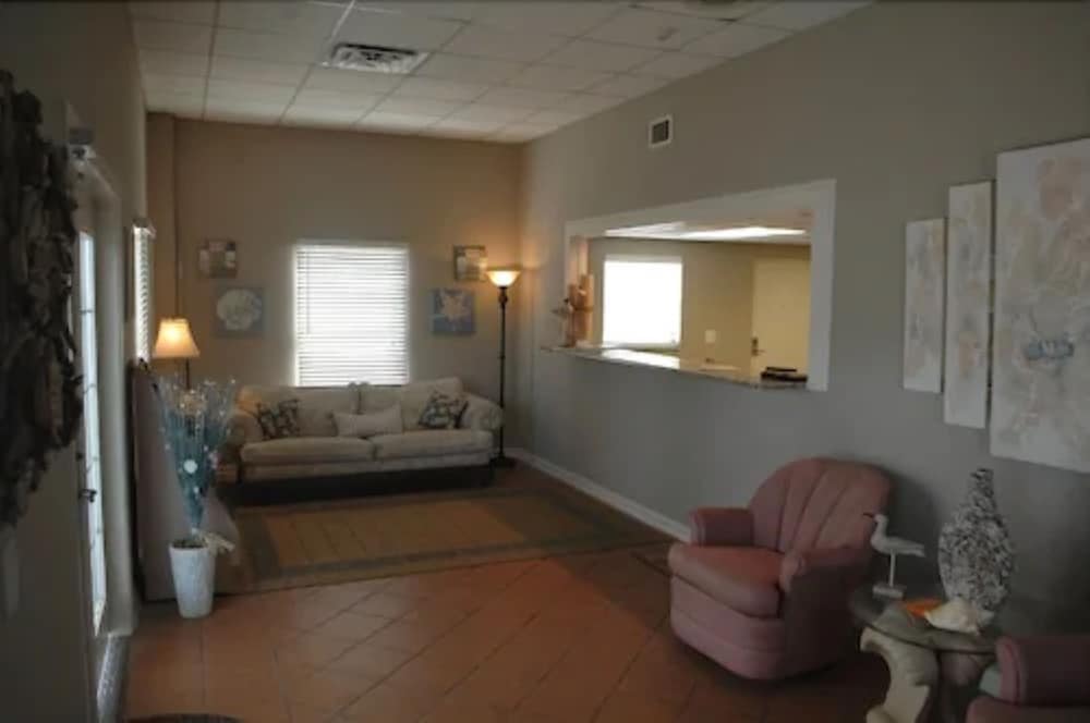 Travelodge by Wyndham Venice 34/46