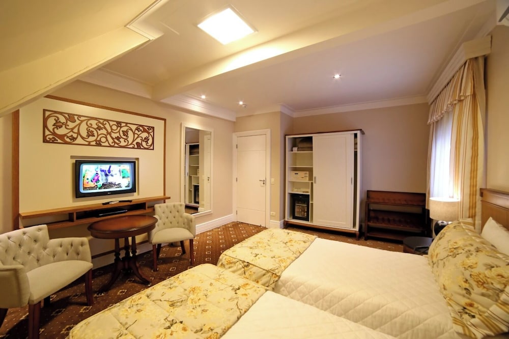 ROOM, DOUBLE OR TWIN BED