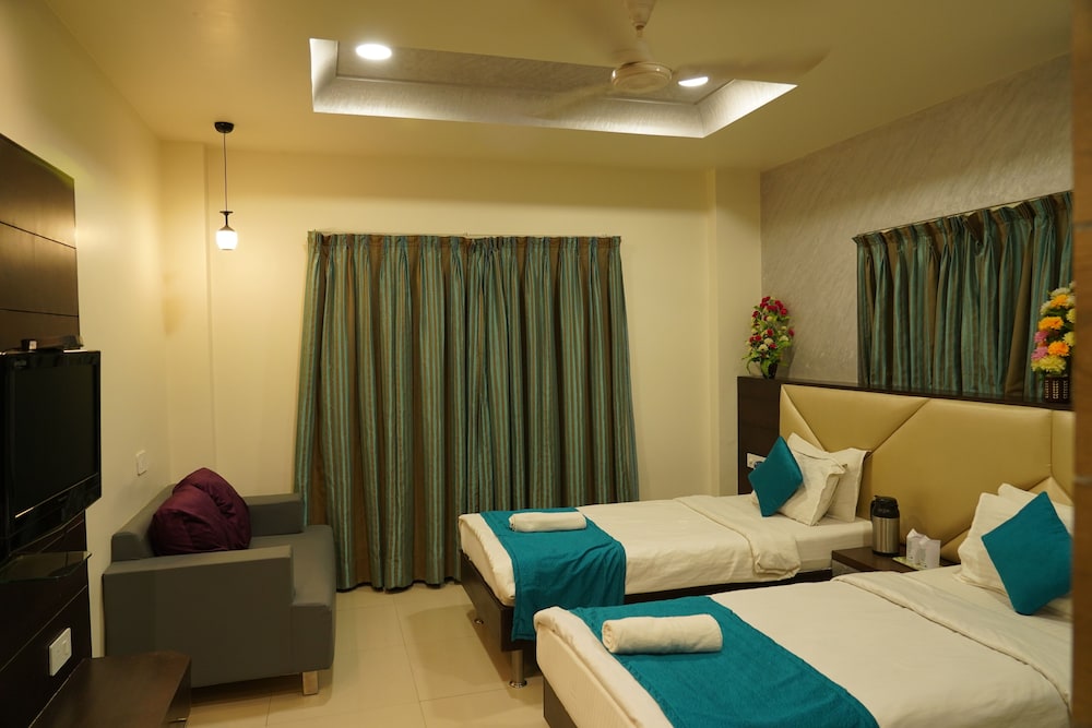 OYO Premium Paldi Cross Road 26/75