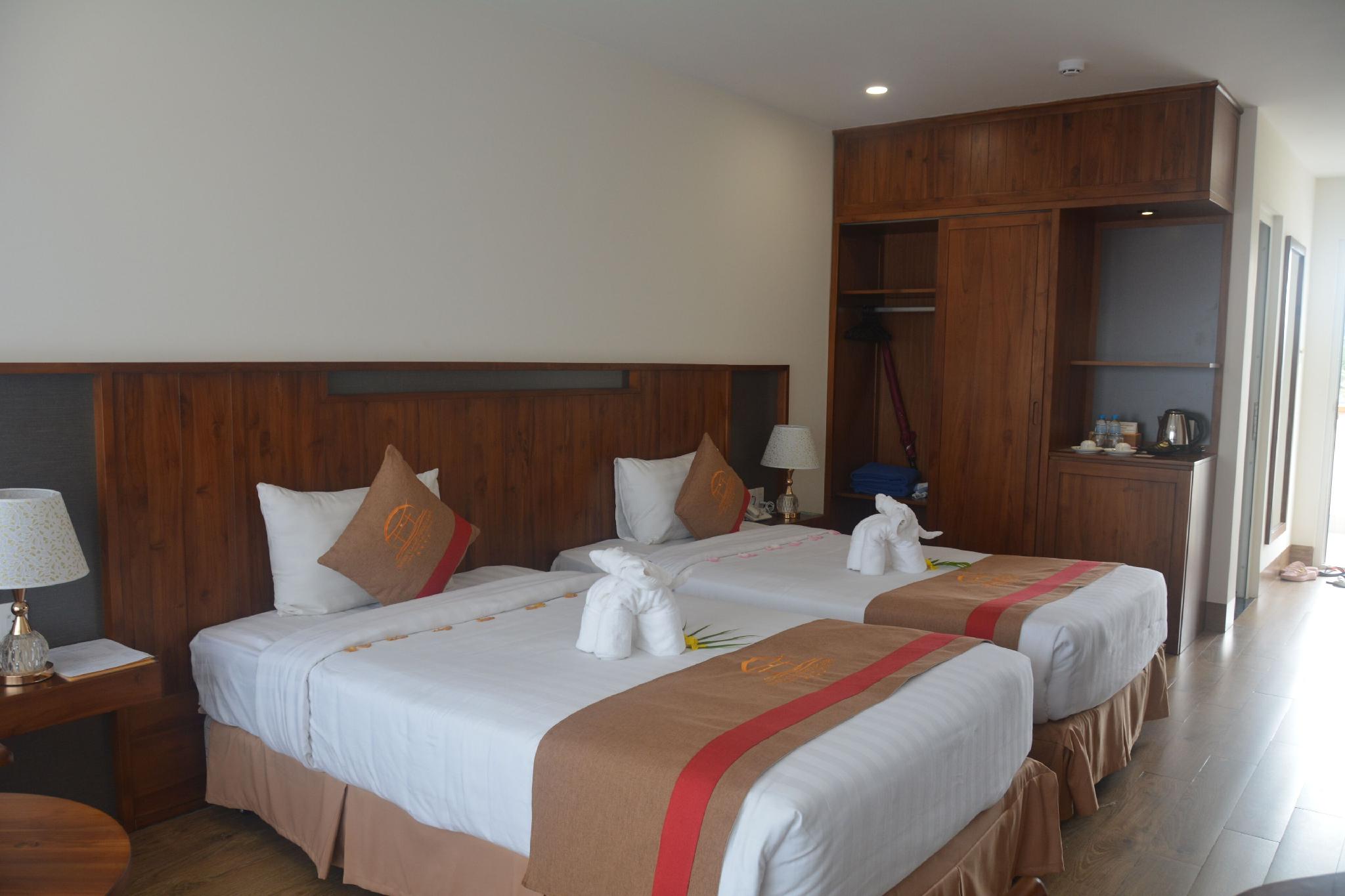Deluxe, Queen and Twin Beds