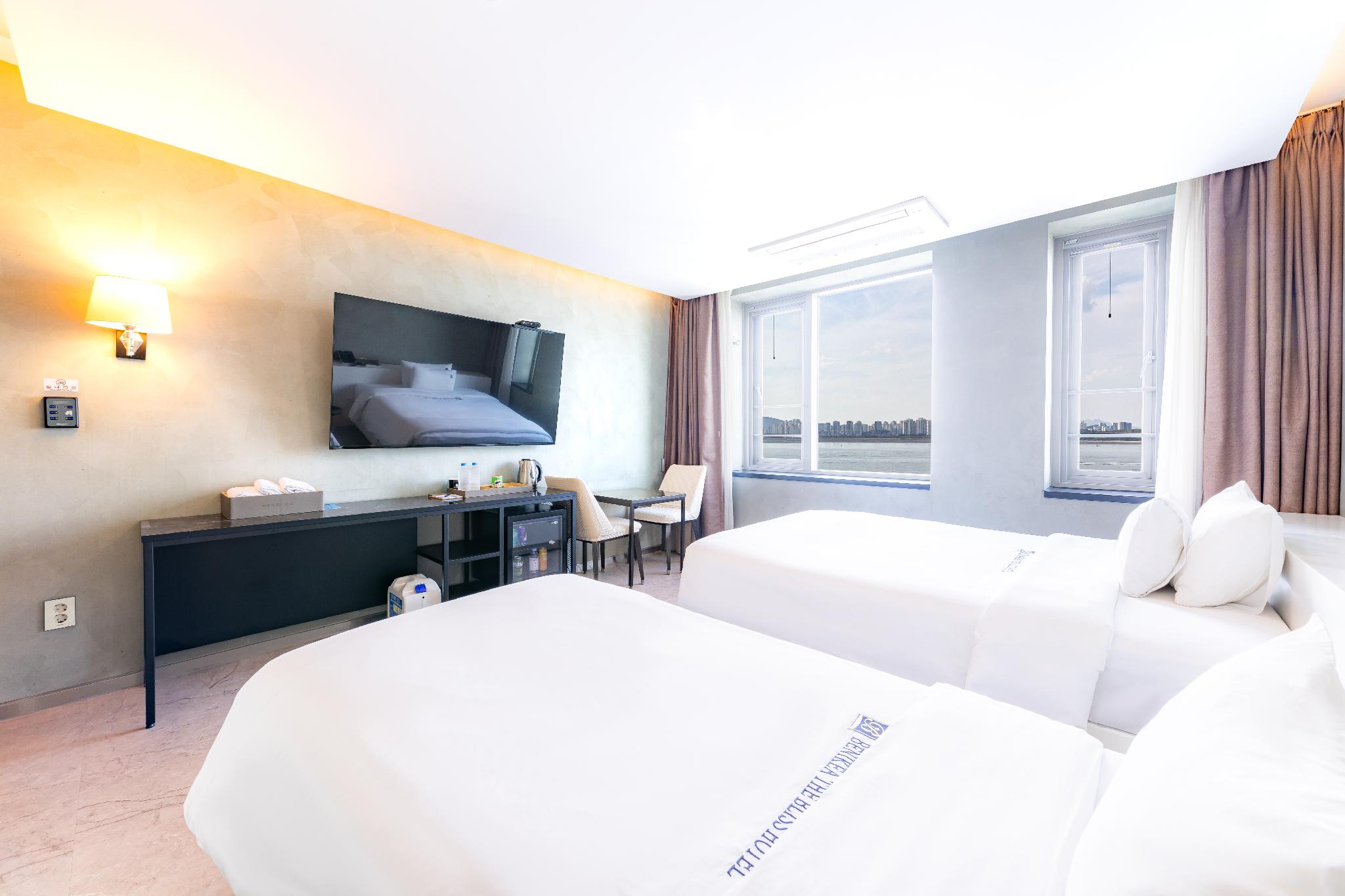Standard, Twin Beds, 1 Double and 1 Single Bed, Ocean View