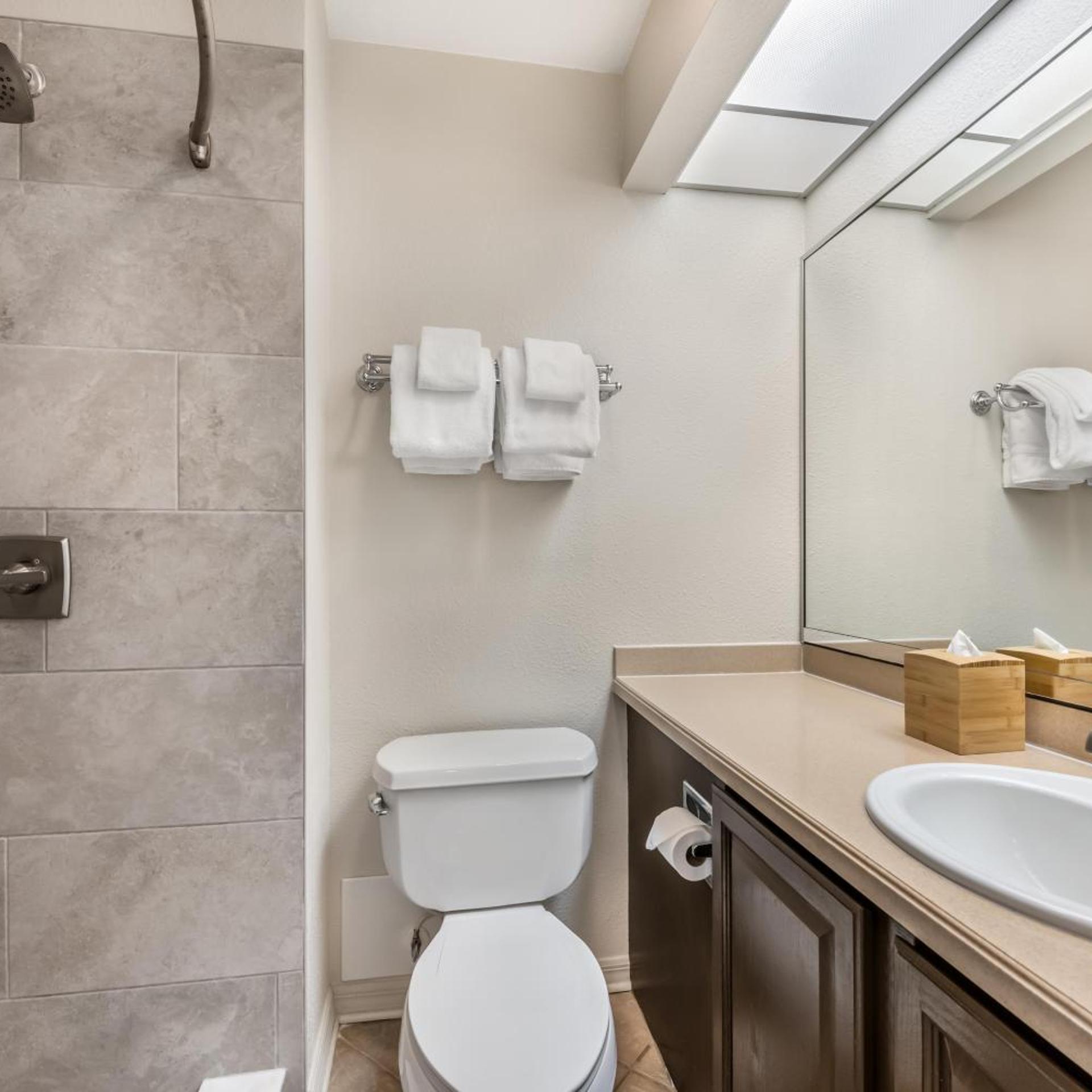 جناح ديلوكس بسرير كينج بغرفتي نوم مع أريكة، Hilton Vacation Club St. Augustine 5/5
