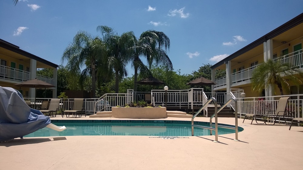 Super 8 by Wyndham Ellenton Bradenton Area 8/29