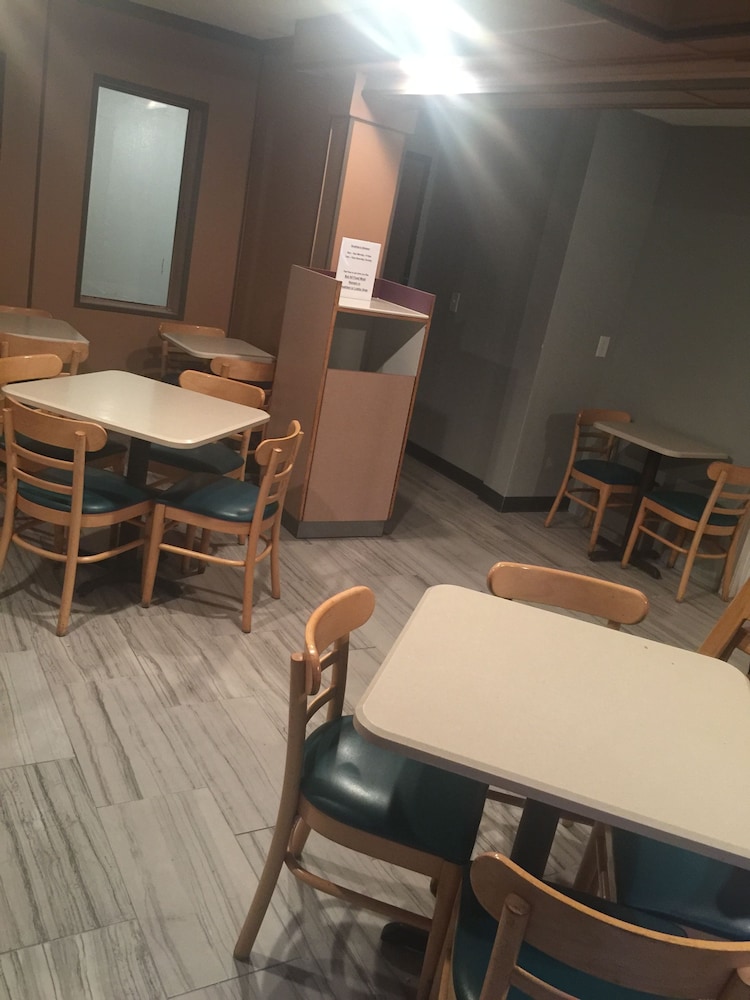 Travelodge By Wyndham Battle Creek 13/18