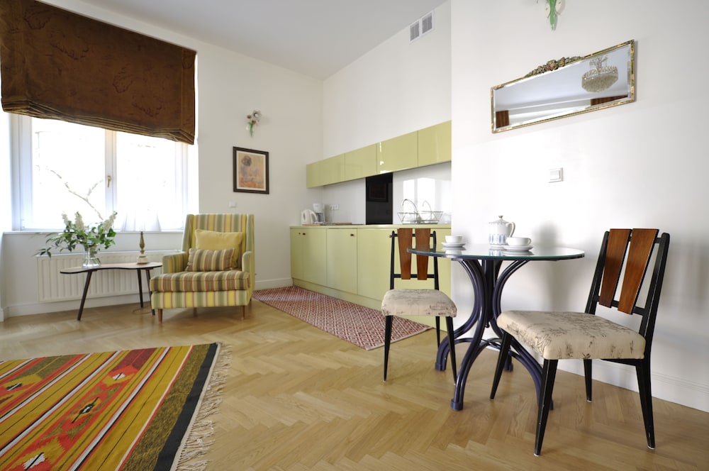 CRYSTAL SUITES OLD TOWN 48/68
