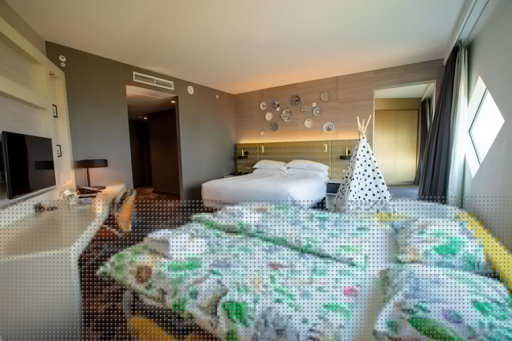 Family, King Bed, Airport View