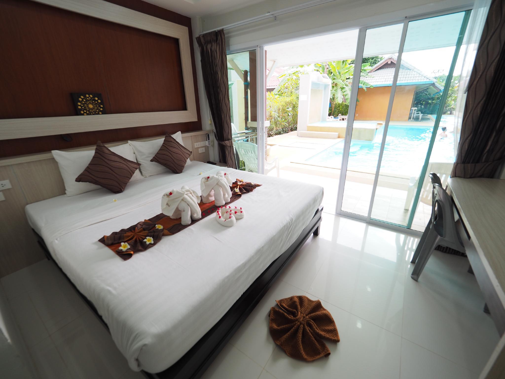 Superior, Queen Bed, Pool Access