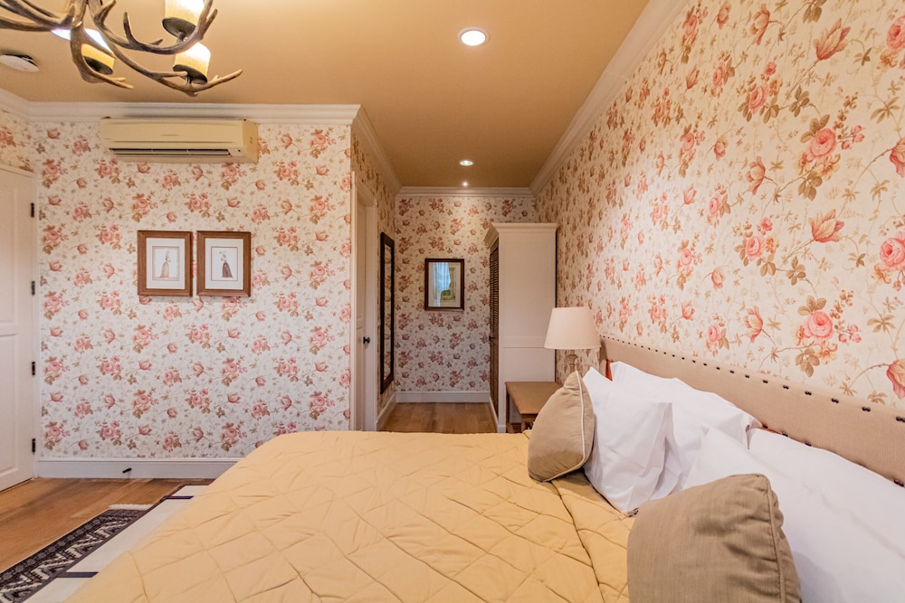 1 BEDROOM, VILLA