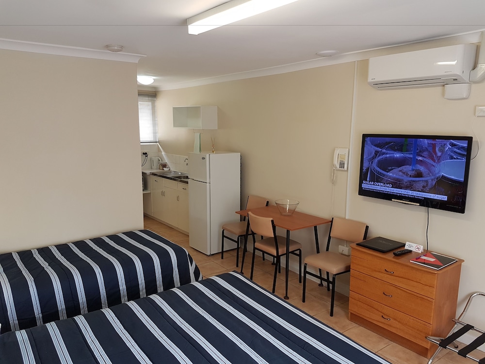 Emu Point Motel 44/70