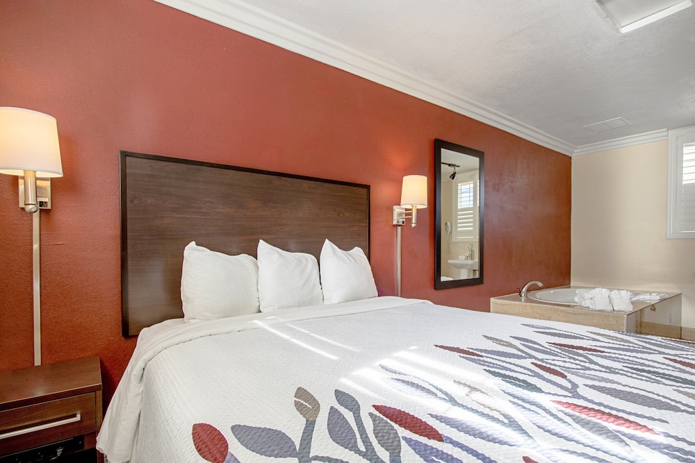 Red Roof Inn & Suites Monterey 19/35