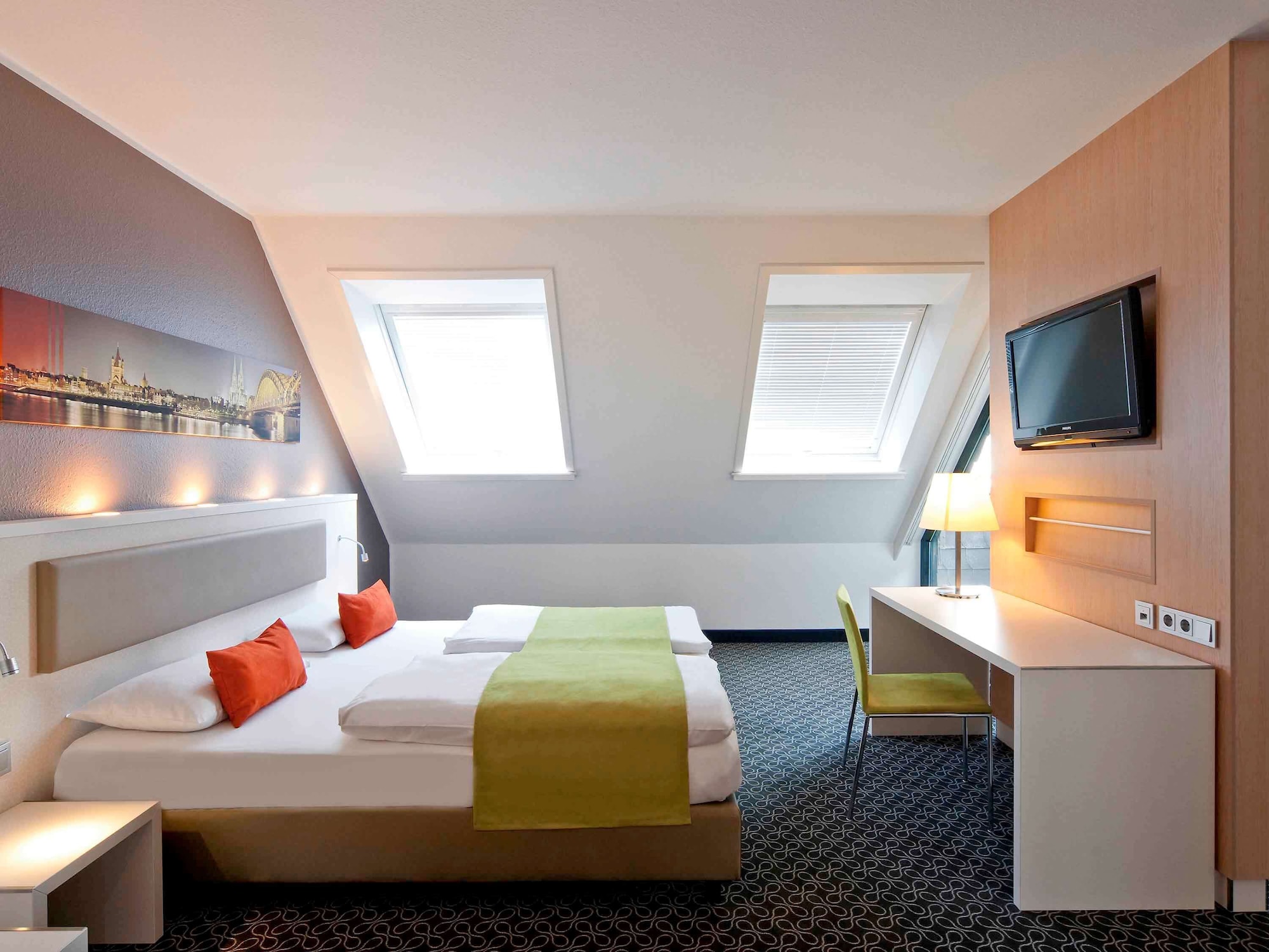 PRIVILEGE, SUITE, KING BED
