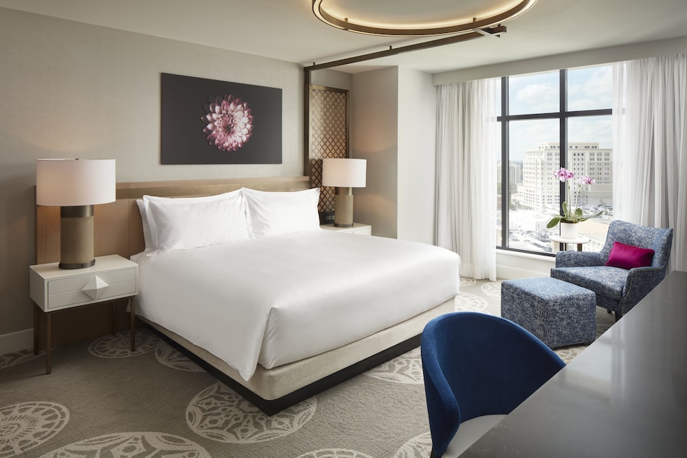 Grand, Pool, Suite, King Bed, Terrace, Corner