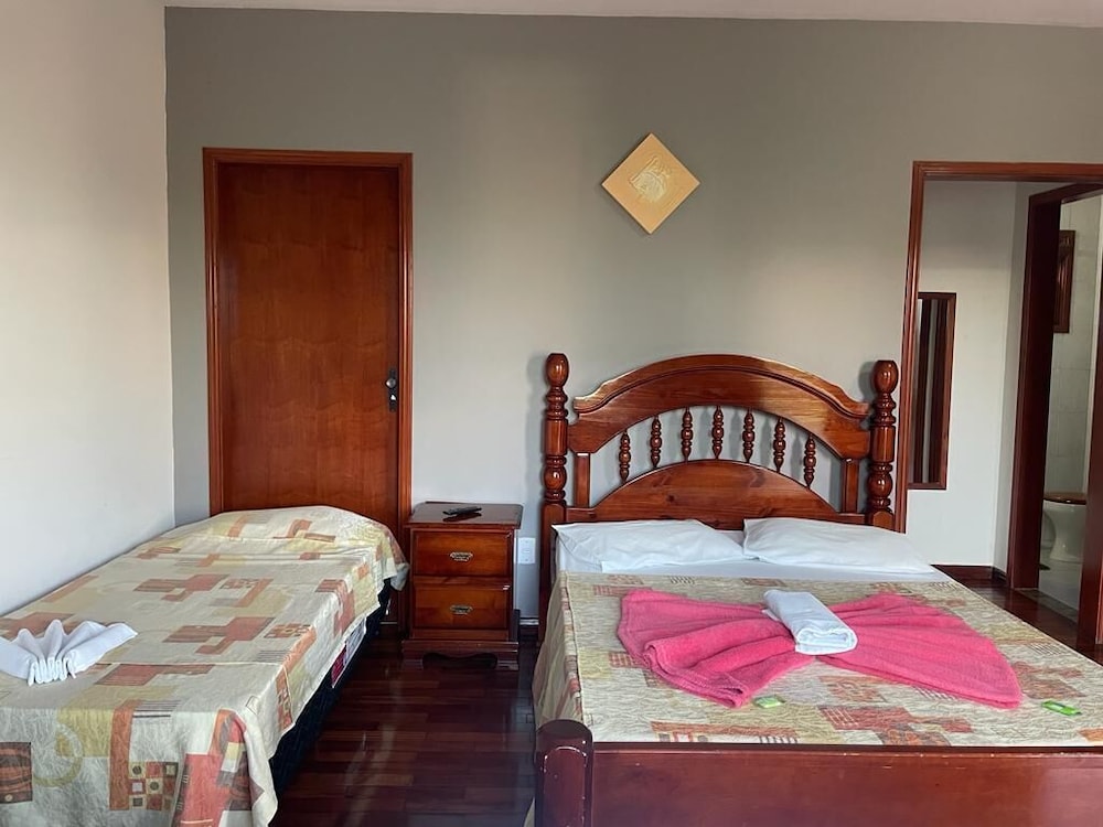 غرفة بسرير مزدوج وسريرين منفصلين بشرفة، Chateau Palace Hotel 8/10