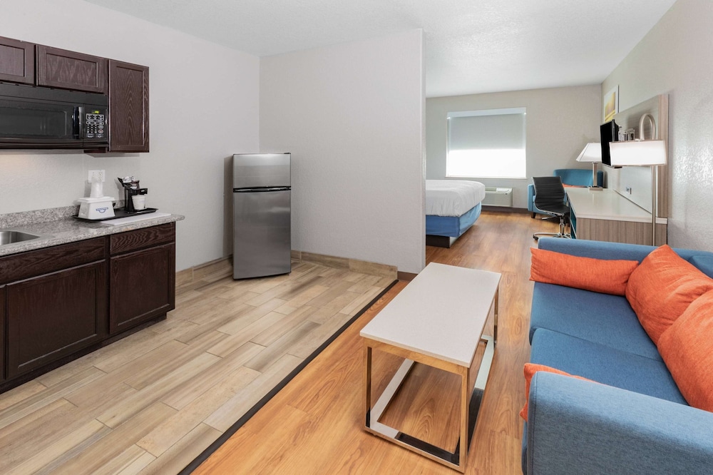 Days Inn & Suites by Wyndham San Antonio near Frost Bank Ctr 26/42