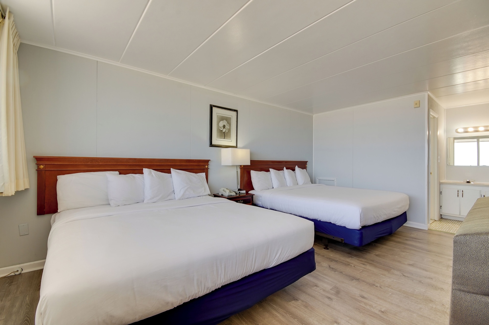 Premium, 2 King Beds, Ocean Front, Sofa، Rideau Motor Inn 2/6