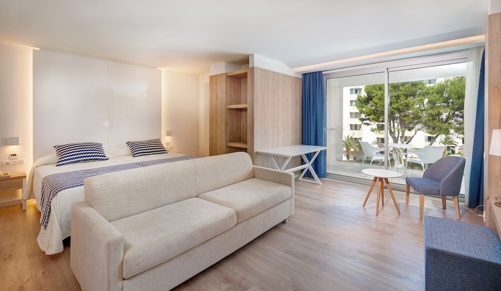 Junior Suite, Twin Beds, Pool View