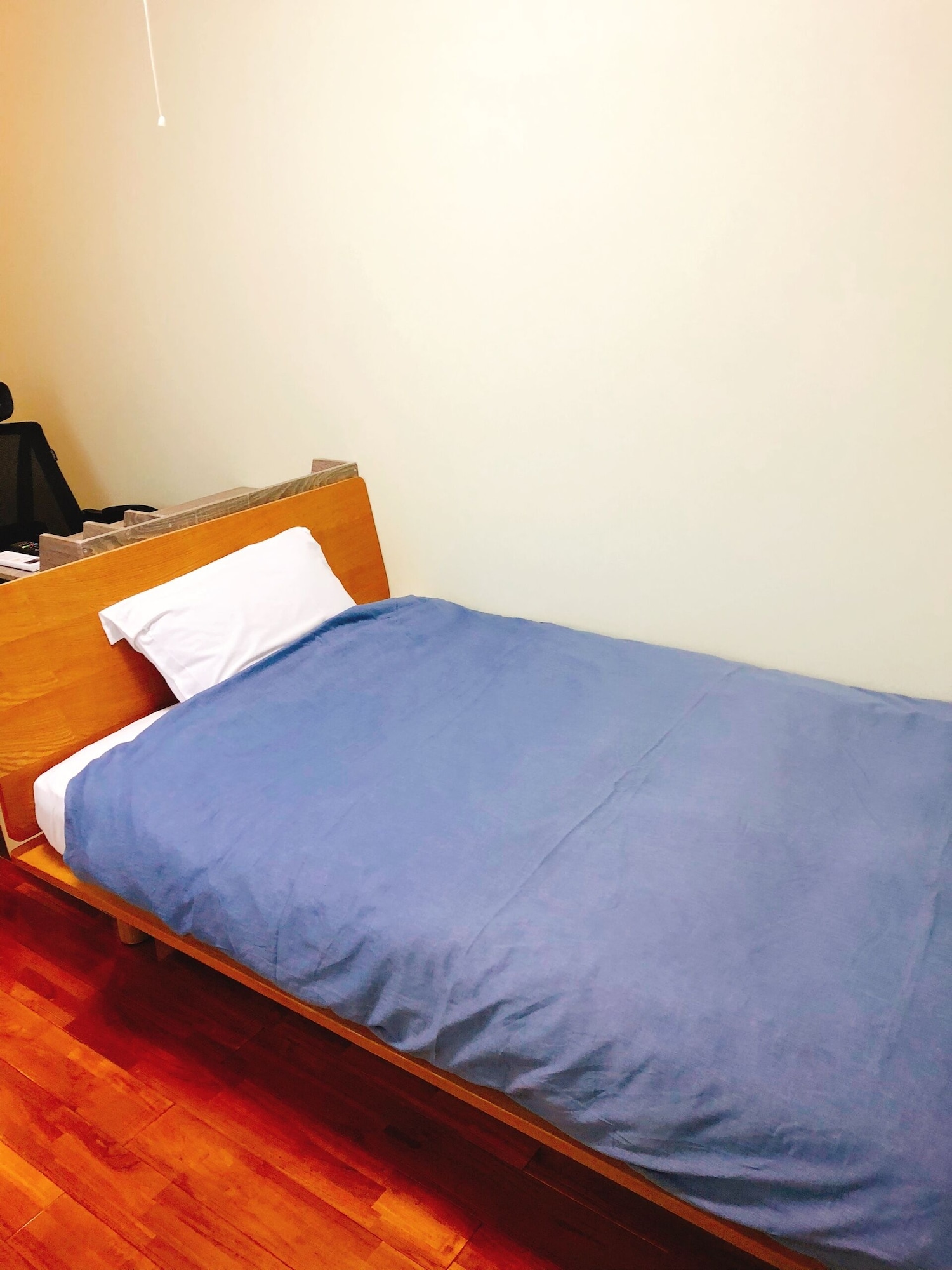 ROOM, SINGLE