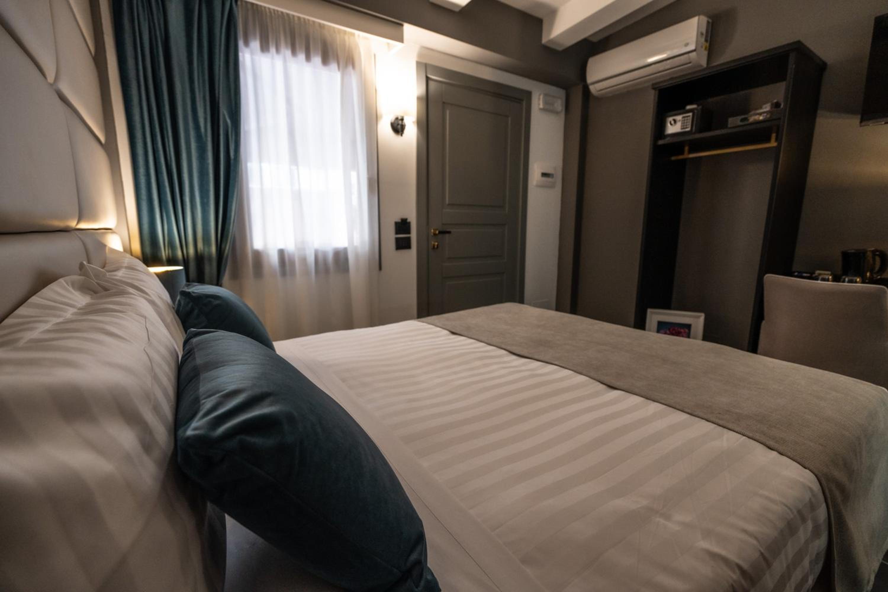 غرفة بسرير مزدوج بشرفة، Relais Manzoni 2/10