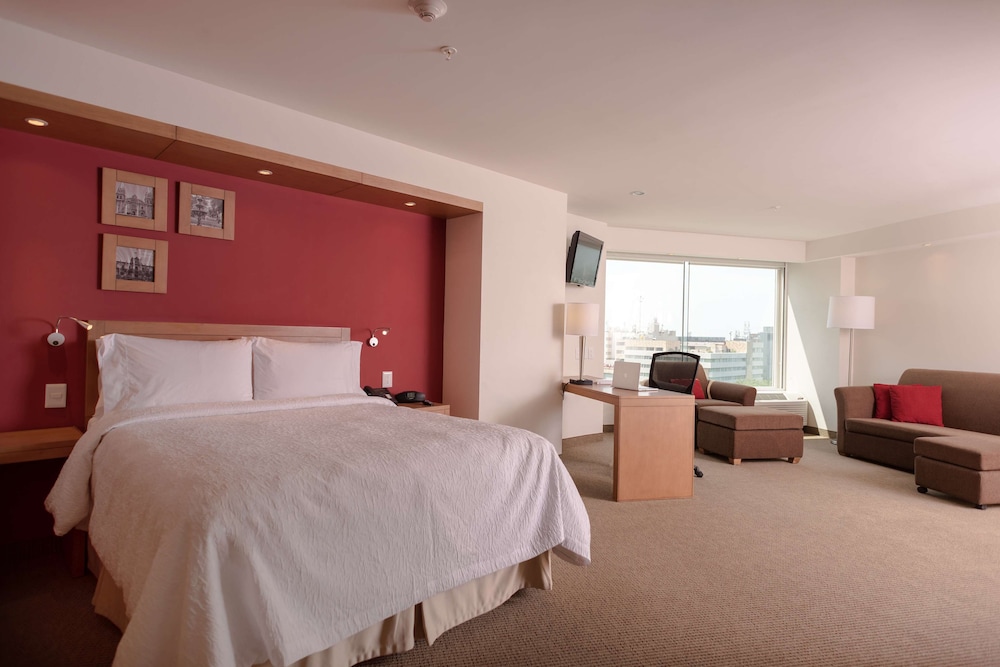 MASTER, SUITE, QUEEN BED, SOFA